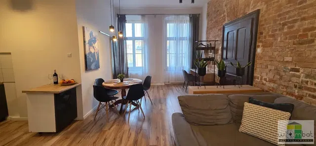 Σαλόνι; ξύλινο πάτωμα, φυσικό φως, μοντέρνο στυλ, ψηλά ταβάνια