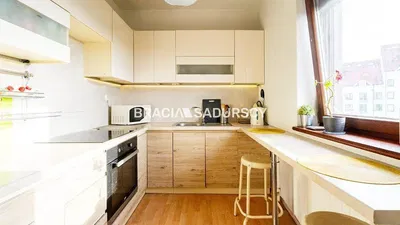 Sala de estar; chão de madeira, luz natural, estilo moderno, teto alto