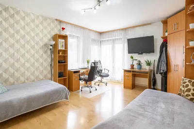 Cozinha; eletrodomésticos, chão de madeira, luz natural, estilo moderno