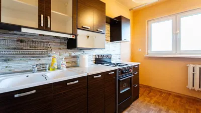 Cozinha; eletrodomésticos, chão de madeira, luz natural, estilo moderno, renovado