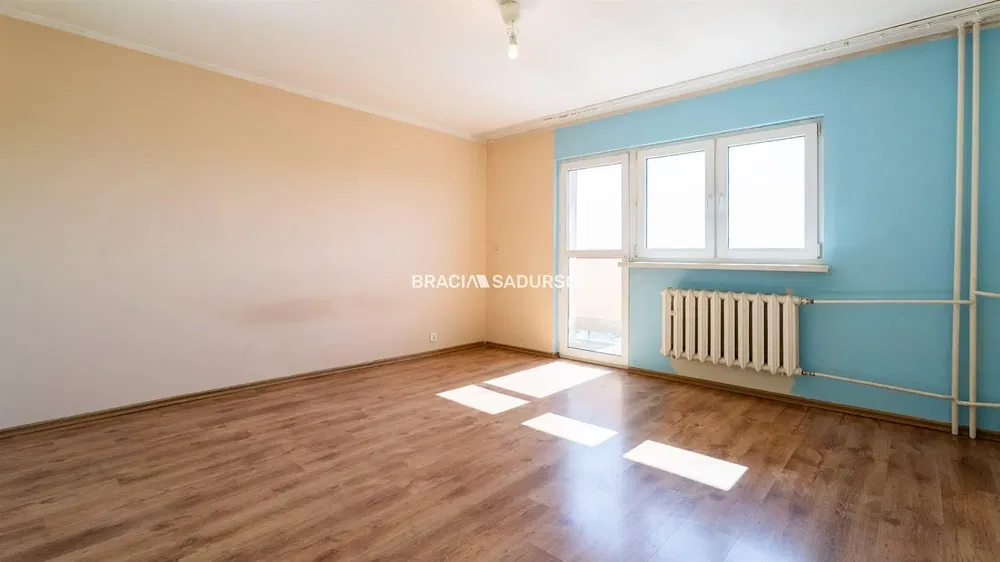 Sala de estar; chão de madeira, luz natural, estilo moderno, teto alto