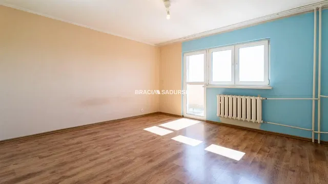 Soggiorno; pavimento in legno, luce naturale, stile moderno, soffitti alti