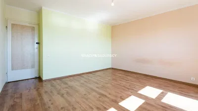 Sala de estar; chão de madeira, luz natural, estilo moderno, teto alto