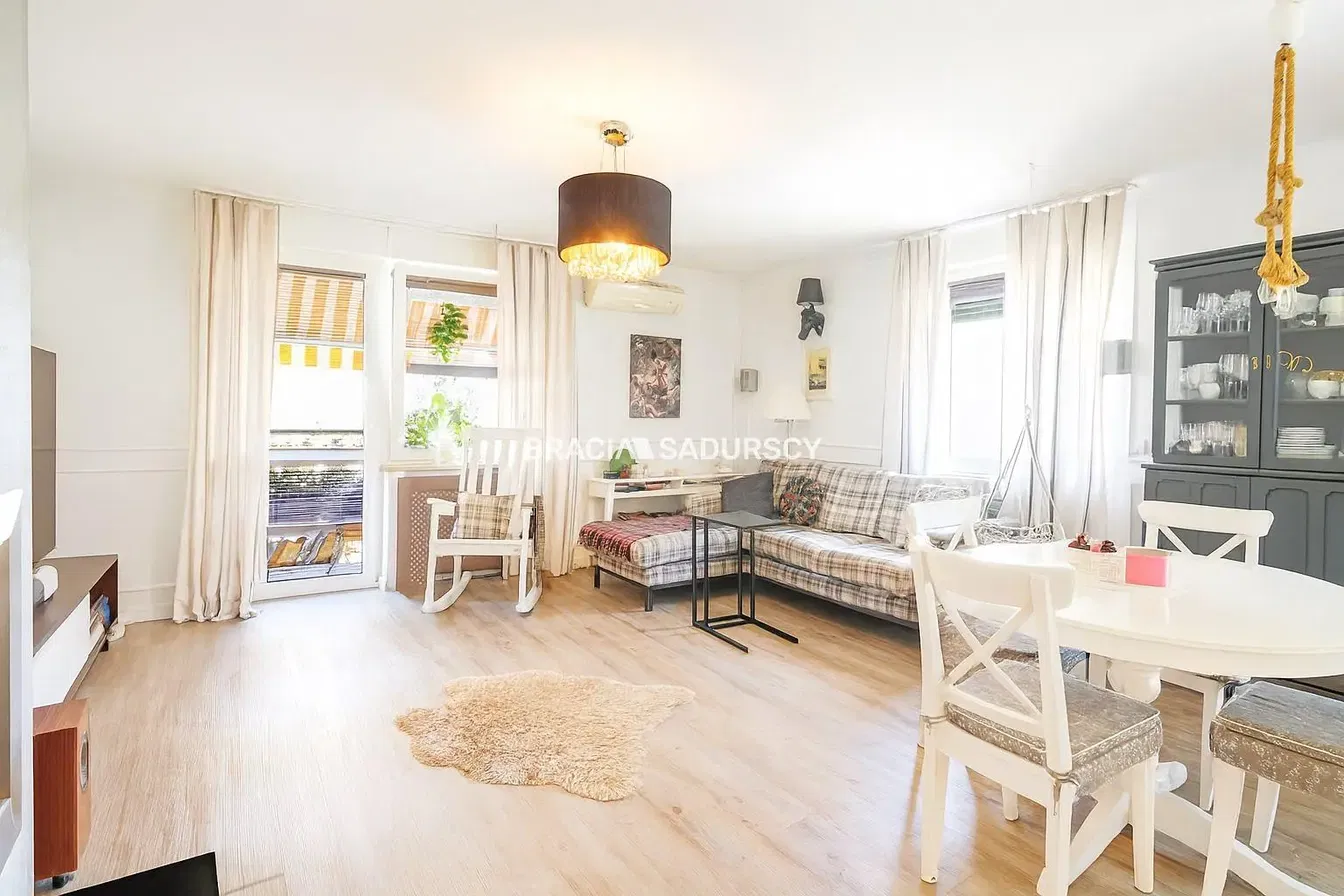 Soggiorno; pavimento in legno, luce naturale, stile moderno, soffitti alti