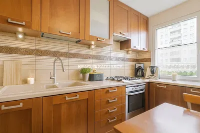 Sala de estar; chão de madeira, luz natural, estilo moderno, teto alto