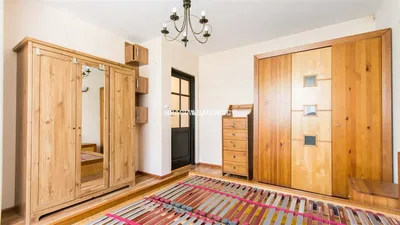 Wohnzimmer; holzboden, tageslicht, moderner stil, hohe decken