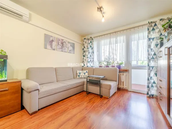 Sala de estar; chão de madeira, luz natural, estilo moderno, teto alto