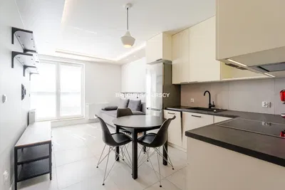 Sala de estar; chão de madeira, luz natural, estilo moderno, teto alto