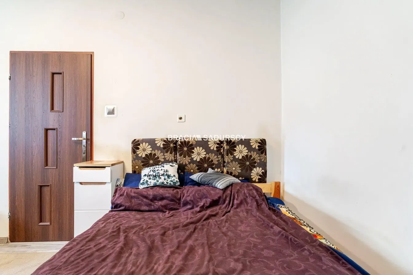 Kuhinja; kuhinjski aparati, drveni pod, prirodno svjetlo, moderni stil