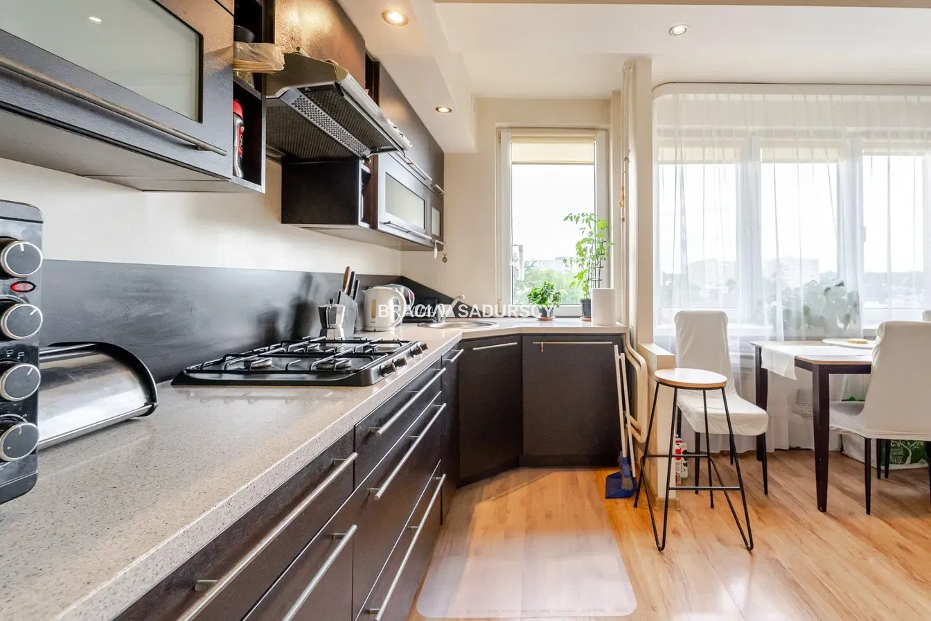 Dnevna soba; drveni pod, prirodno svjetlo, moderni stil, visoki plafoni