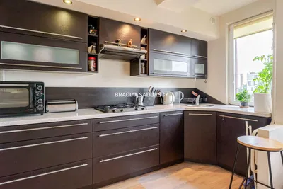 Sala de estar; chão de madeira, luz natural, estilo moderno, teto alto