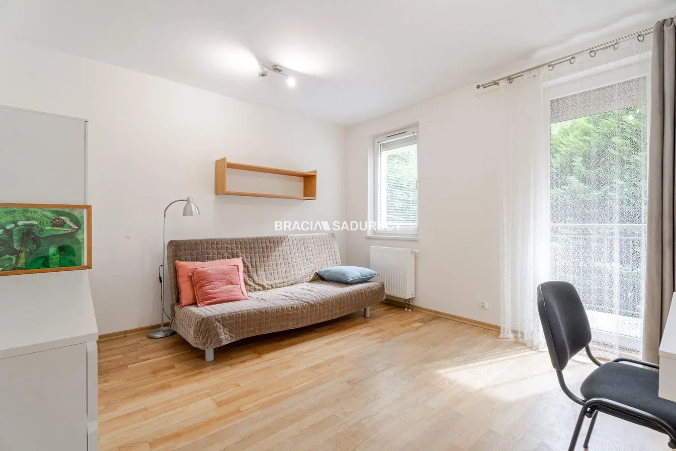 Σαλόνι; ξύλινο πάτωμα, φυσικό φως, μοντέρνο στυλ, ψηλά ταβάνια