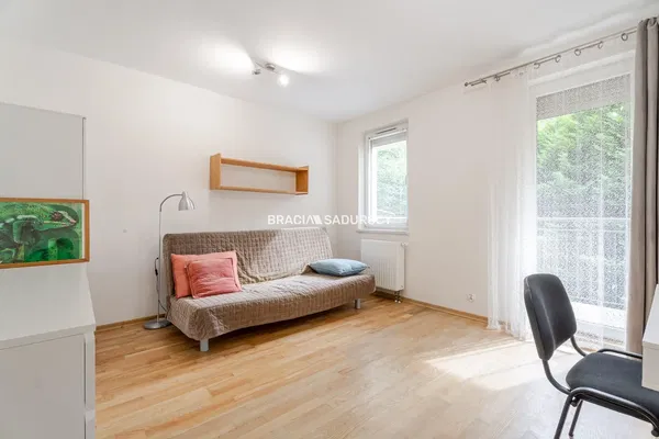 Sala de estar; chão de madeira, luz natural, estilo moderno, teto alto