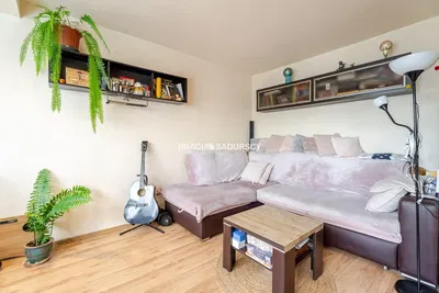 Sala de estar; chão de madeira, luz natural, estilo moderno, teto alto