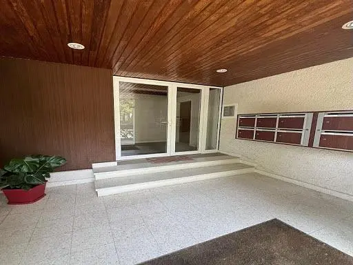 Living room; wood floor, natural light, modern style, high ceiling