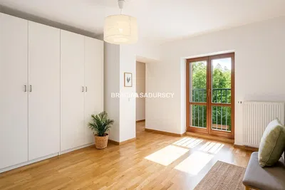 Sala de estar; chão de madeira, luz natural, estilo moderno, teto alto