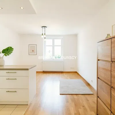 Sala de estar; chão de madeira, luz natural, estilo moderno, teto alto