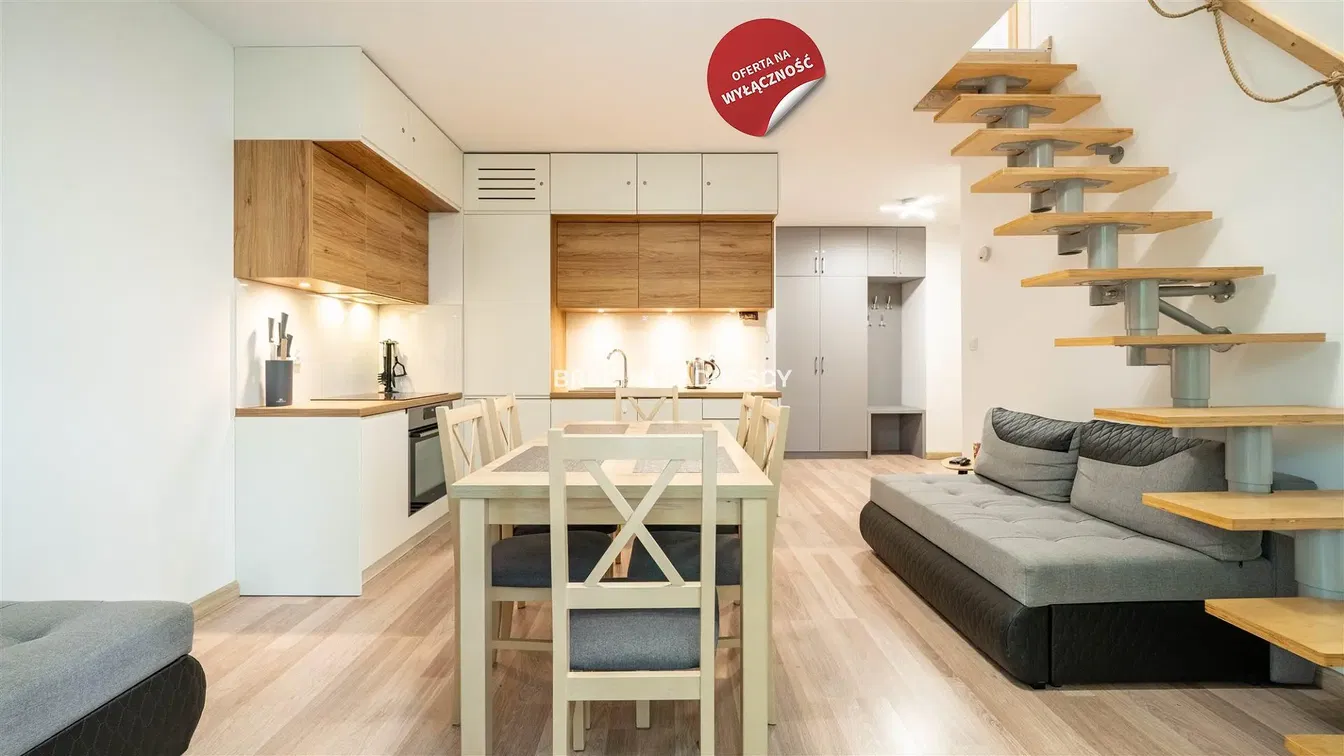 Σαλόνι; ξύλινο πάτωμα, φυσικό φως, μοντέρνο στυλ, ψηλά ταβάνια