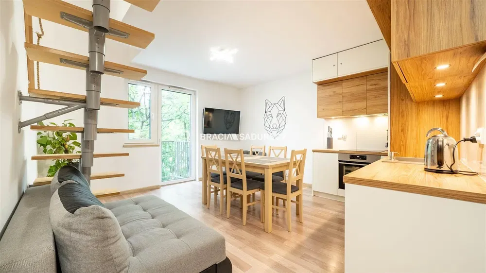 Sala de estar; chão de madeira, luz natural, estilo moderno, teto alto