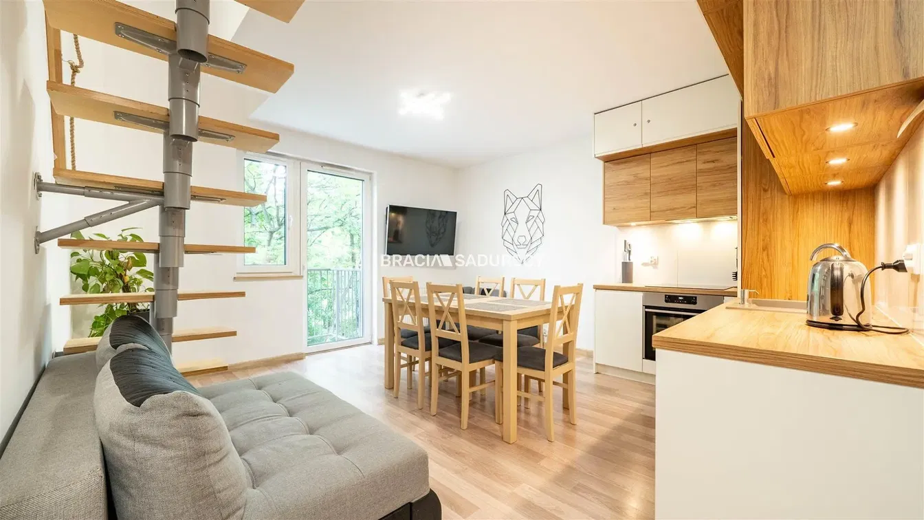 Σαλόνι; ξύλινο πάτωμα, φυσικό φως, μοντέρνο στυλ, ψηλά ταβάνια