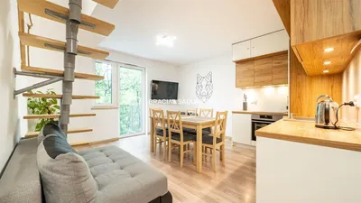 Sala de estar; chão de madeira, luz natural, estilo moderno, teto alto