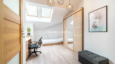 Sala de estar; chão de madeira, luz natural, estilo moderno, teto alto