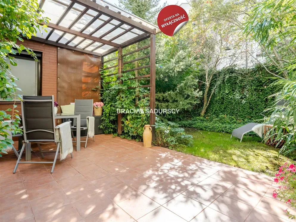 Σαλόνι; ξύλινο πάτωμα, φυσικό φως, μοντέρνο στυλ, ψηλά ταβάνια