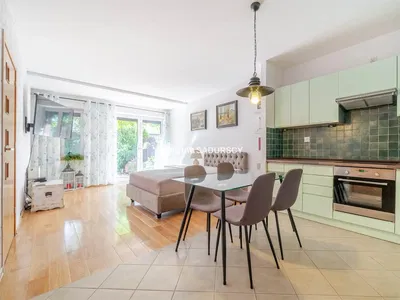 Sala de estar; chão de madeira, luz natural, estilo moderno, teto alto