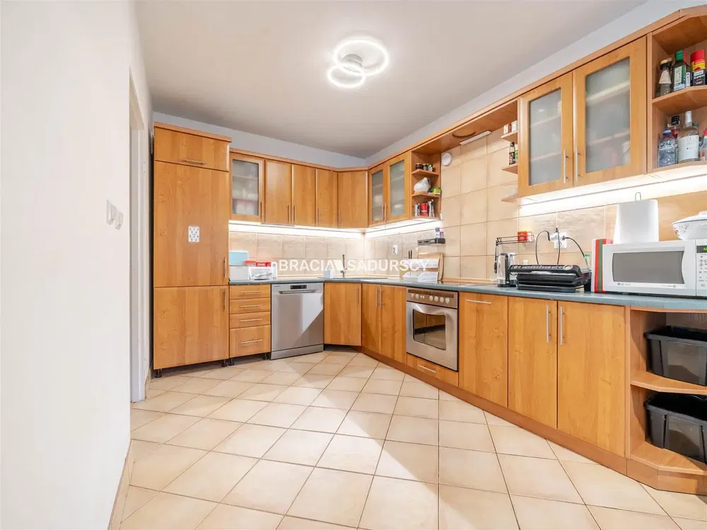 Keuken; keukenapparatuur, houten vloer, natuurlijk licht, moderne stijl, gerenoveerd