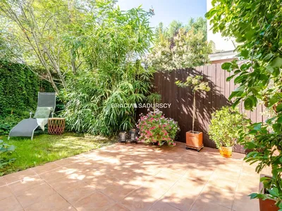 Sala de estar; chão de madeira, luz natural, estilo moderno, teto alto