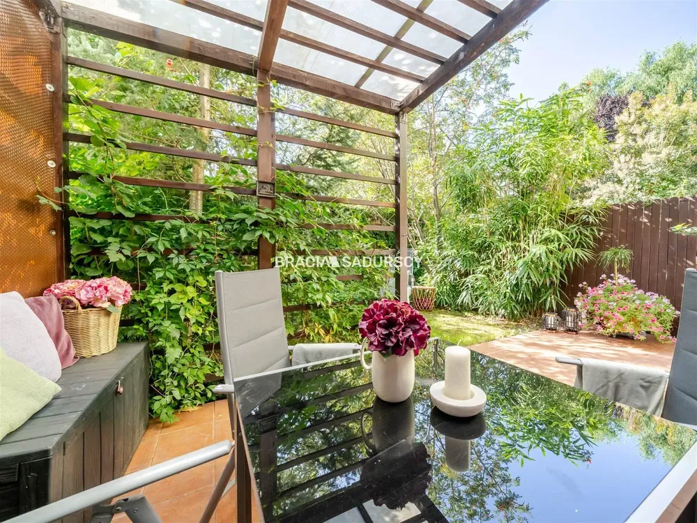 Cozinha; eletrodomésticos, chão de madeira, luz natural, estilo moderno