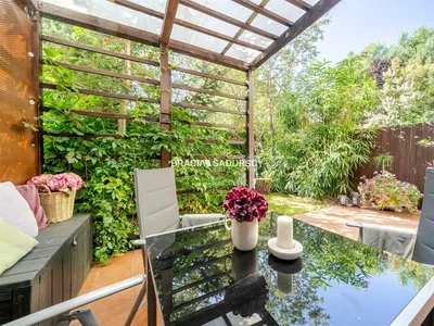 Cozinha; eletrodomésticos, chão de madeira, luz natural, estilo moderno