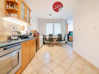 Woonkamer; houten vloer, natuurlijk licht, moderne stijl, hoge plafonds