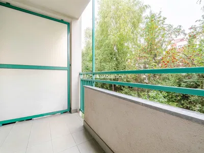 Woonkamer; houten vloer, natuurlijk licht, moderne stijl, hoge plafonds