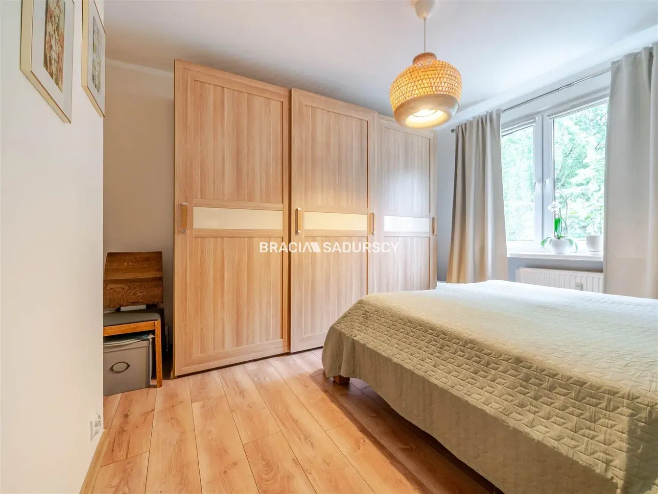 Κουζίνα; συσκευές κουζίνας, ξύλινο πάτωμα, φυσικό φως, μοντέρνο στυλ, ανακαινισμένο