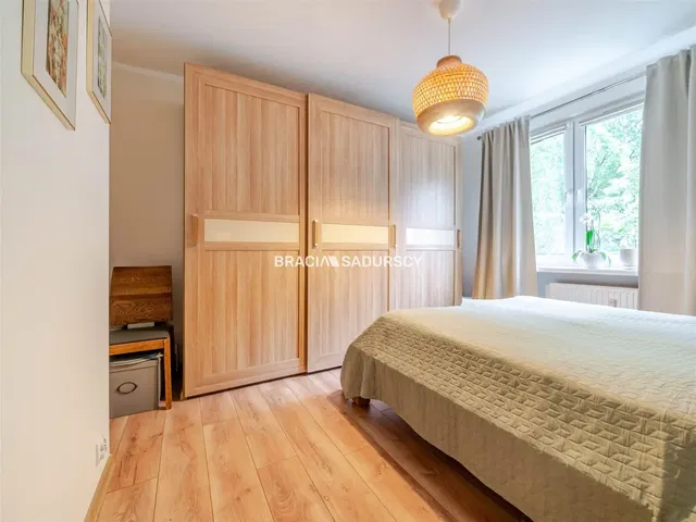 Κουζίνα; συσκευές κουζίνας, ξύλινο πάτωμα, φυσικό φως, μοντέρνο στυλ, ανακαινισμένο