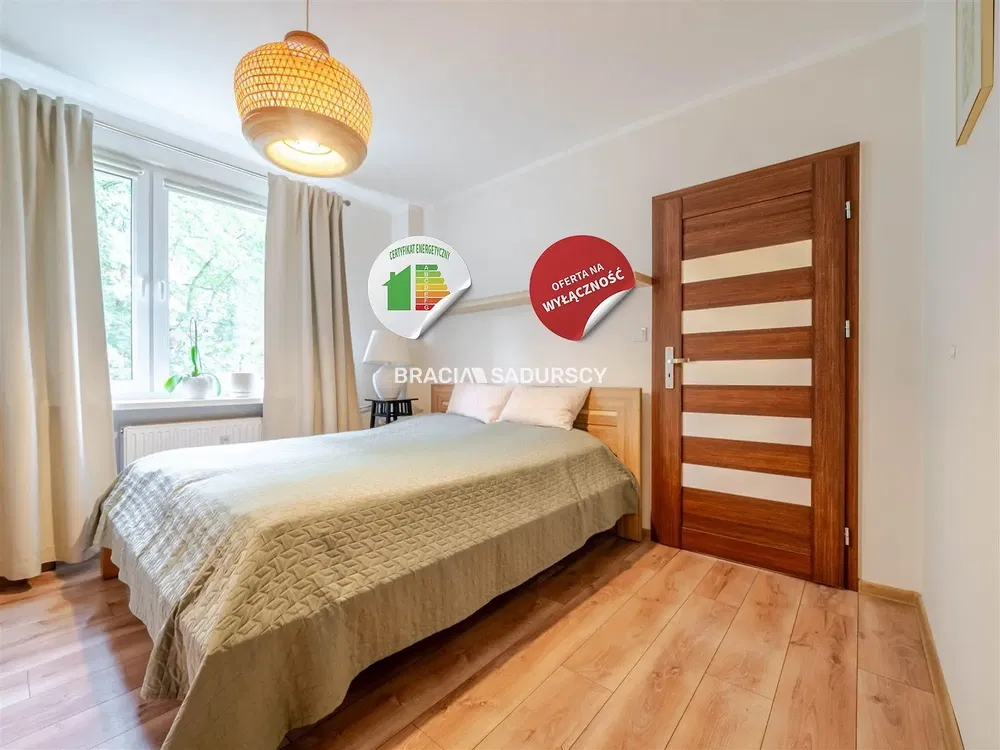 Sala de estar; chão de madeira, luz natural, estilo moderno, teto alto