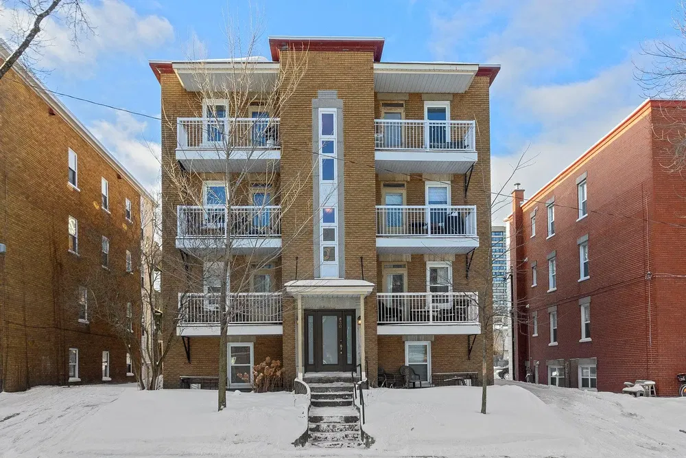 Salón; suelo de madera, luz natural, estilo moderno, techos altos
