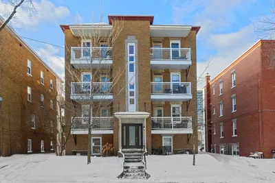 Salón; suelo de madera, luz natural, estilo moderno, techos altos