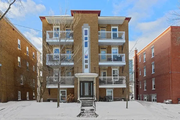Salón; suelo de madera, luz natural, estilo moderno, techos altos