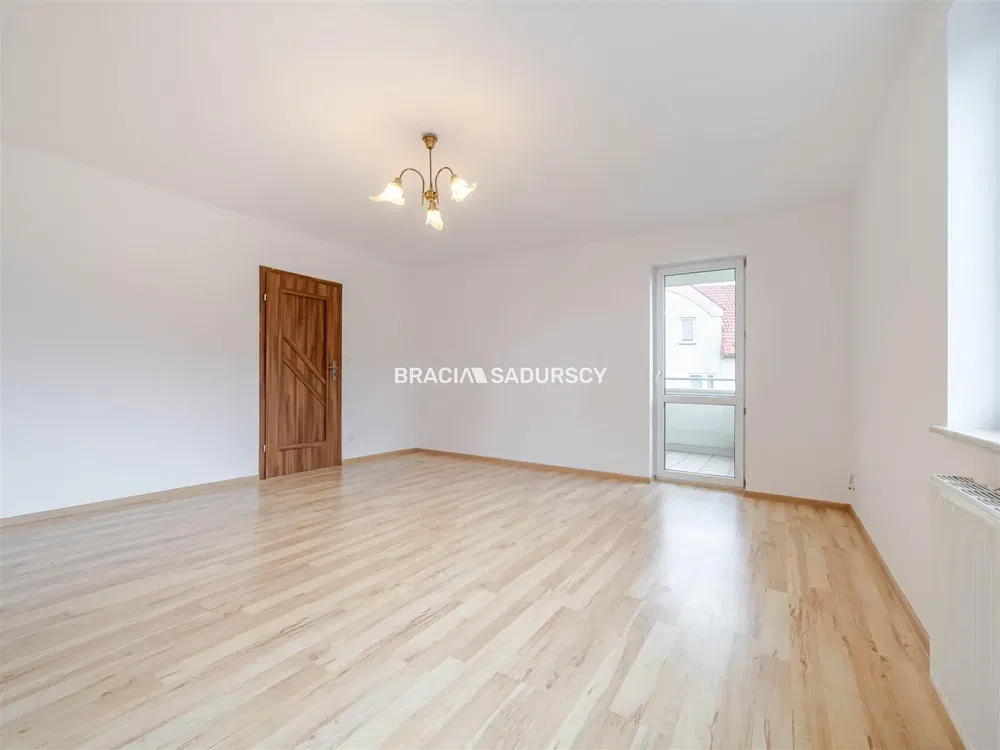 Woonkamer; houten vloer, natuurlijk licht, moderne stijl, hoge plafonds