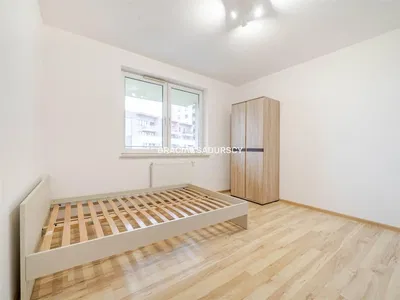 Woonkamer; houten vloer, natuurlijk licht, moderne stijl, hoge plafonds