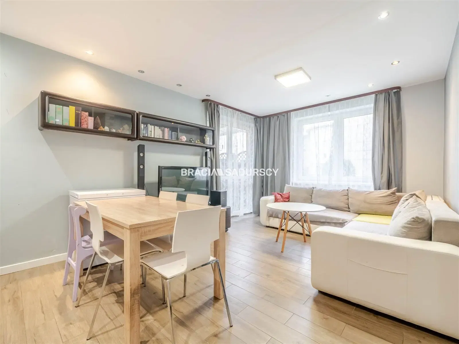 Woonkamer; houten vloer, natuurlijk licht, moderne stijl, hoge plafonds