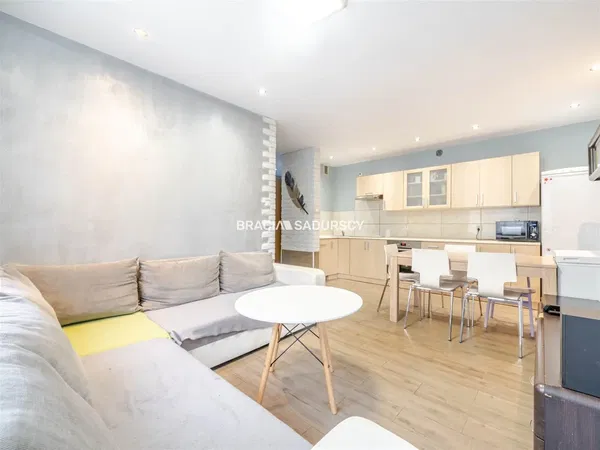 Woonkamer; houten vloer, natuurlijk licht, moderne stijl, hoge plafonds