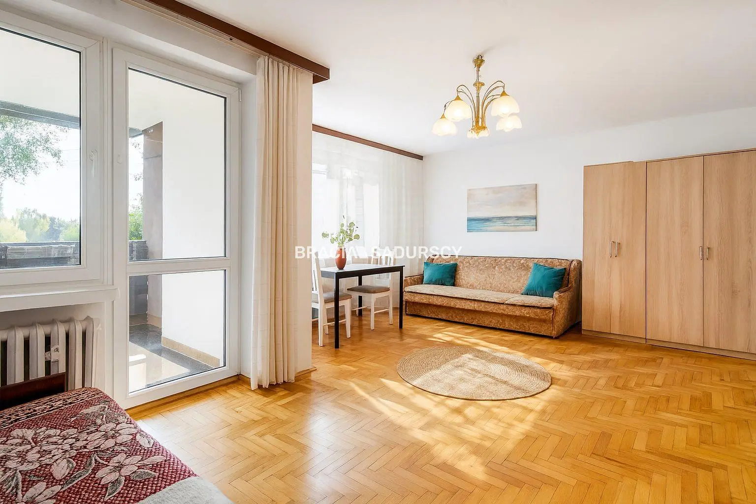 Sala de estar; chão de madeira, luz natural, estilo moderno, teto alto