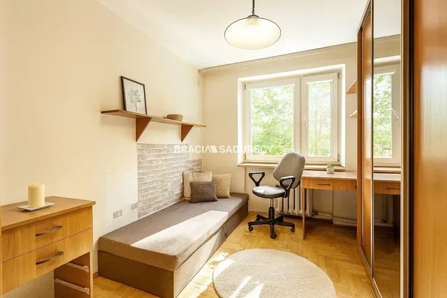 Σαλόνι; ξύλινο πάτωμα, φυσικό φως, μοντέρνο στυλ, ψηλά ταβάνια