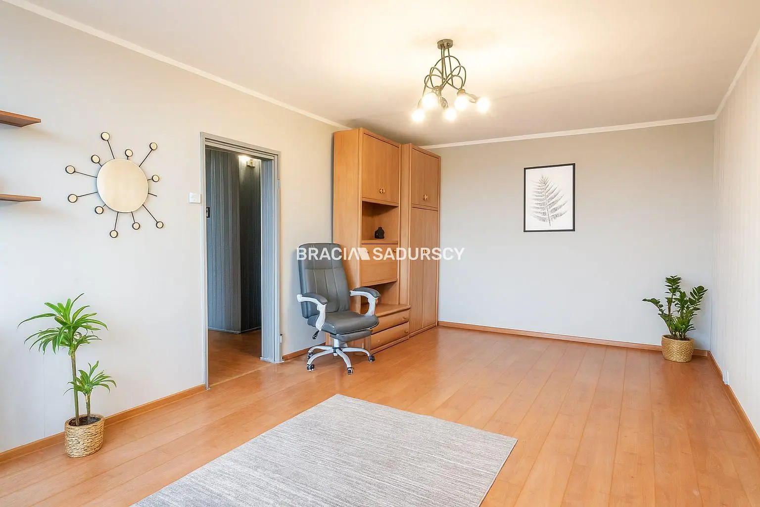 Sala de estar; chão de madeira, luz natural, estilo moderno, teto alto