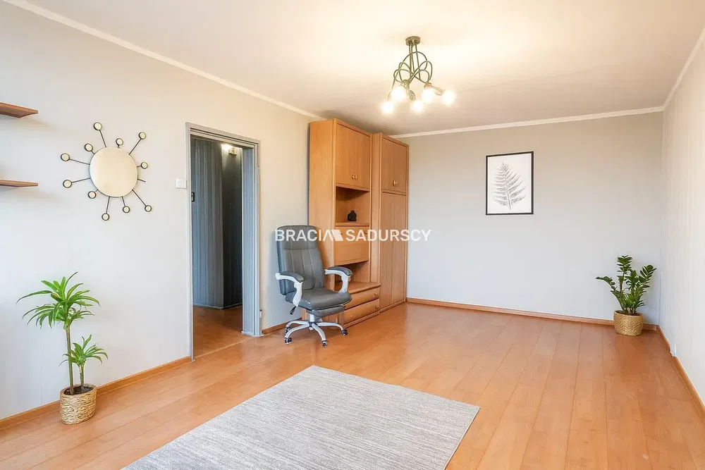 Sala de estar; chão de madeira, luz natural, estilo moderno, teto alto