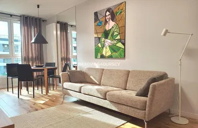 Woonkamer; houten vloer, natuurlijk licht, moderne stijl, hoge plafonds