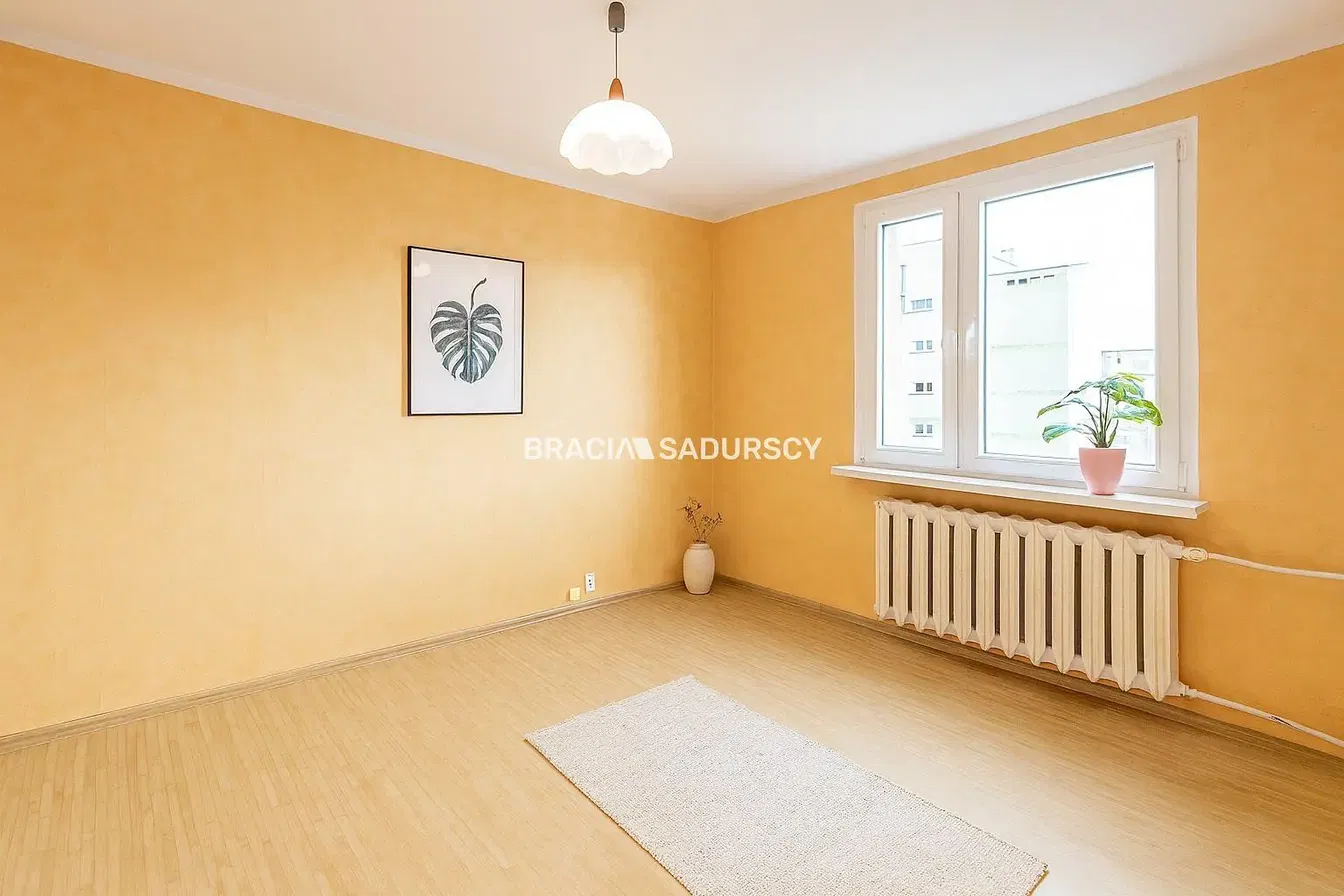 Σαλόνι; ξύλινο πάτωμα, φυσικό φως, μοντέρνο στυλ, ψηλά ταβάνια